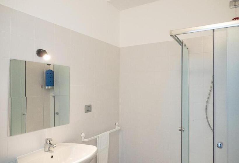 Семейный Номер, Lake Como Beach Hostel