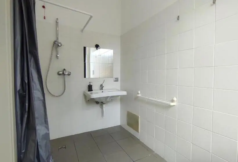 エコノミールーム, Lake Como Beach Hostel