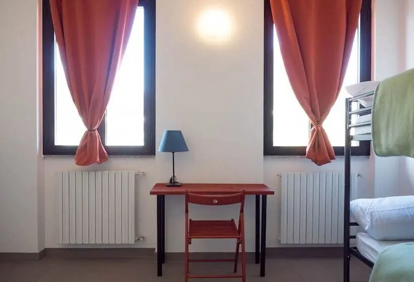 スタンダード4人部屋, Lake Como Beach Hostel