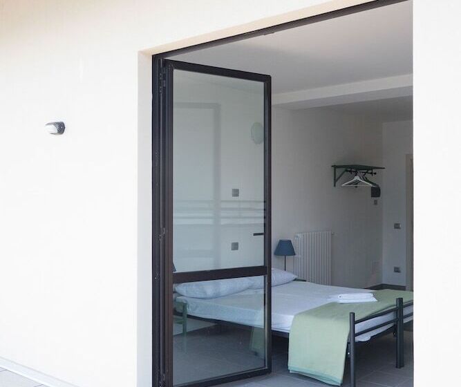 家庭间, Lake Como Beach Hostel