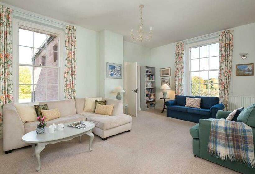 山景套房, Warwick Hall