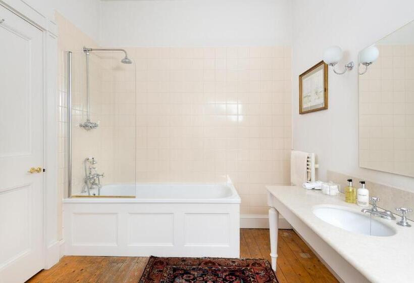 豪华房间, Warwick Hall