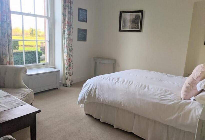 Deluxe room with river view, Warwick Hall