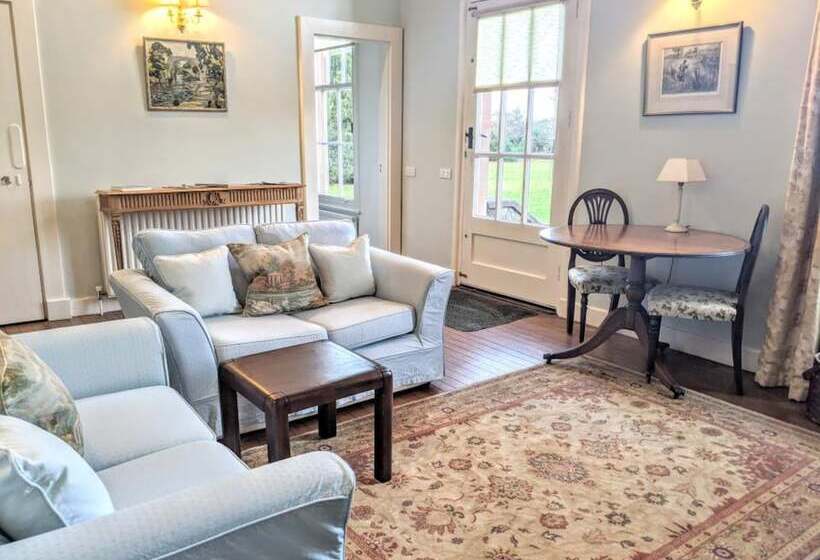 Deluxe room with river view, Warwick Hall