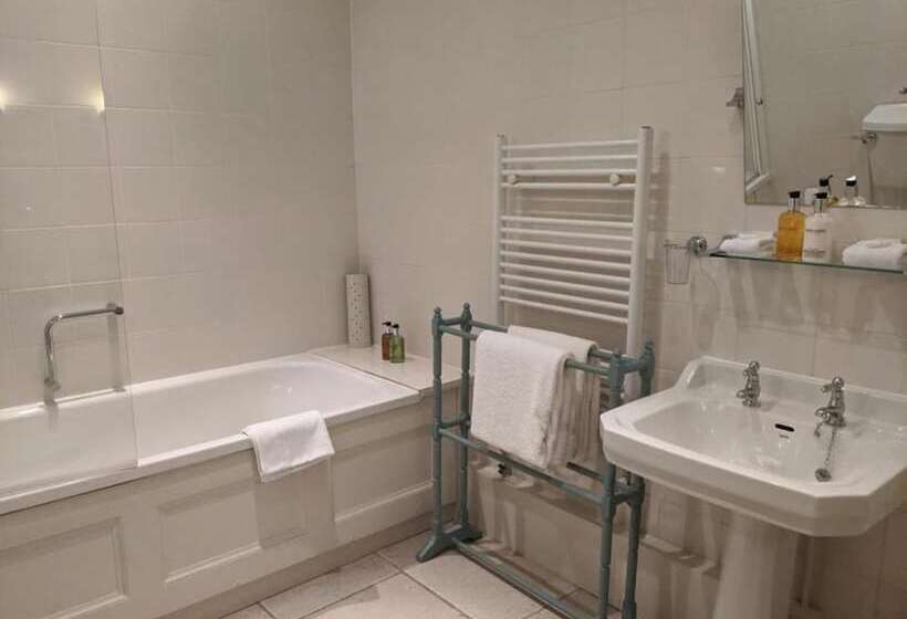 Deluxe room with river view, Warwick Hall