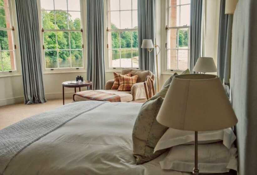 Deluxe room with river view, Warwick Hall