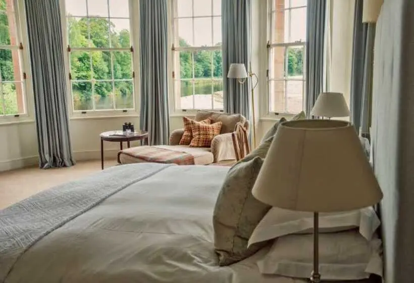 Deluxe room with river view, Warwick Hall