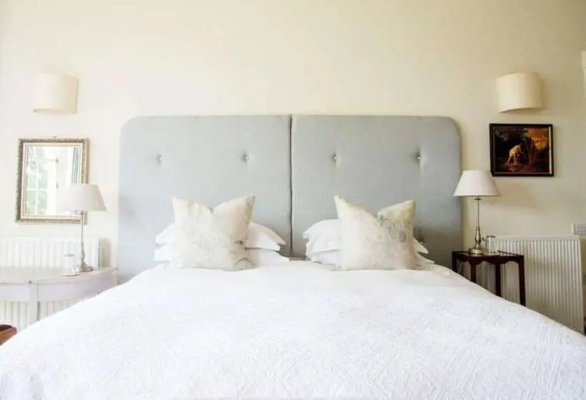 Deluxe room with river view, Warwick Hall