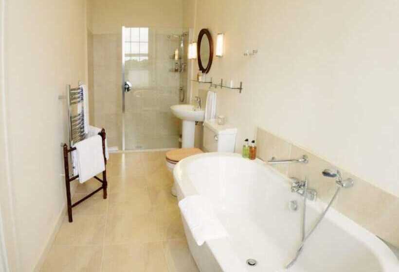 Deluxe room with river view, Warwick Hall