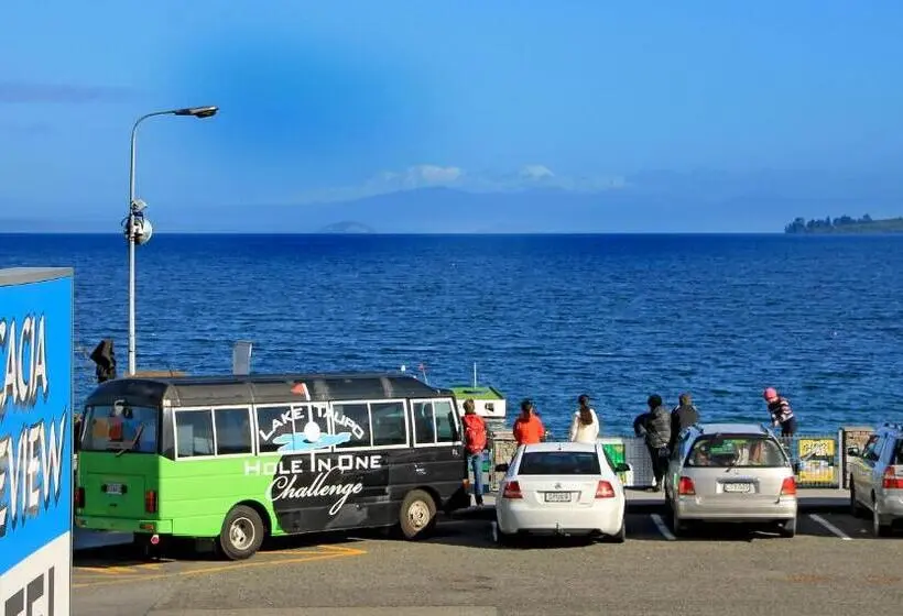 اتاق خانوادگی, Acacia Lake View Motel