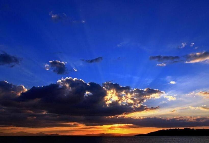 Standard studio with lake view, Acacia Lake View Motel
