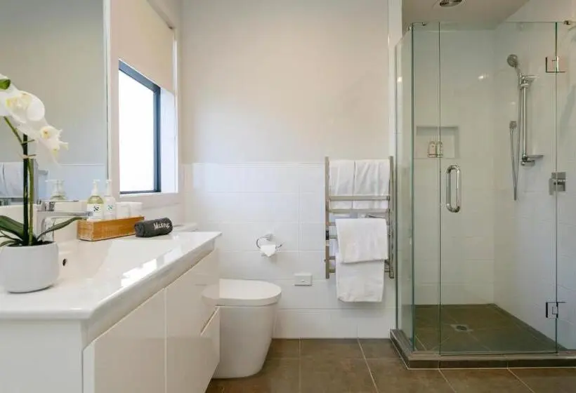 استودیوی لوکس, Acacia Lake View Motel