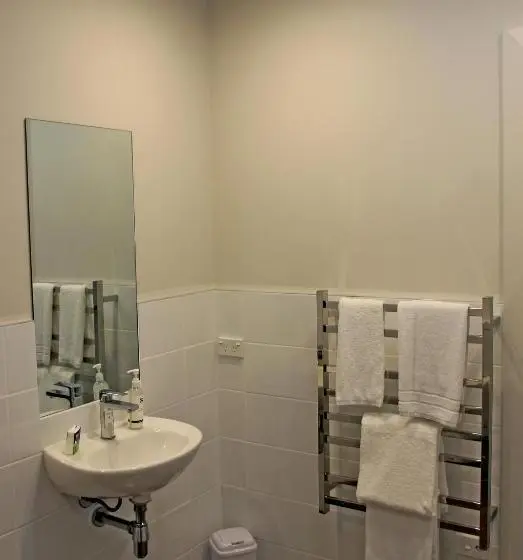 استودیوی استاندارد, Acacia Lake View Motel