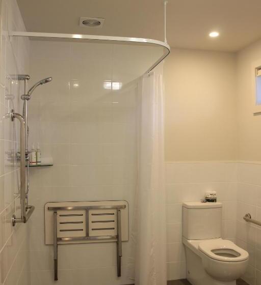 スタンダードスタジオ, Acacia Lake View Motel