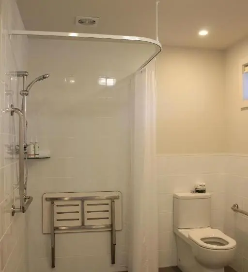 استودیوی استاندارد, Acacia Lake View Motel