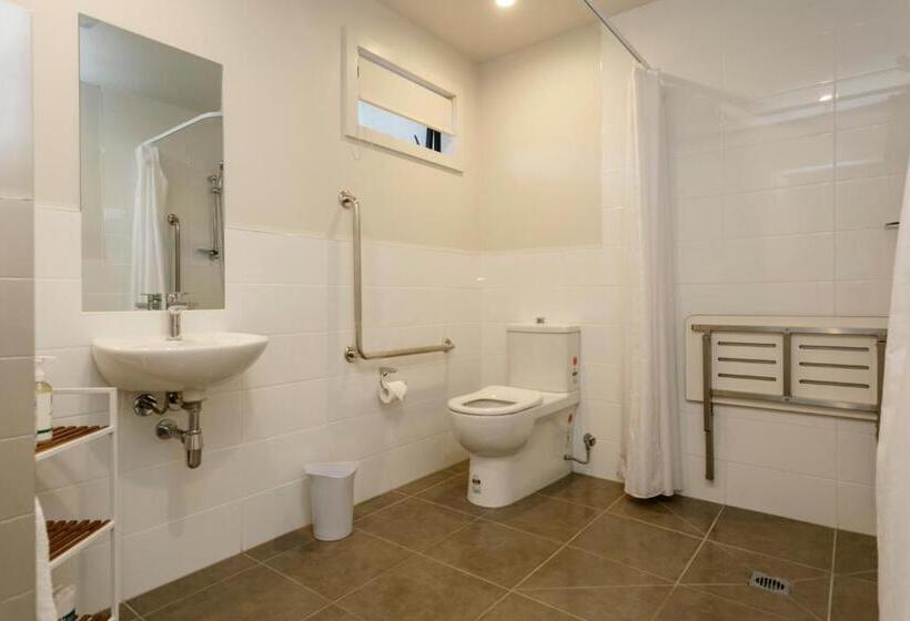 スタンダードスタジオ, Acacia Lake View Motel