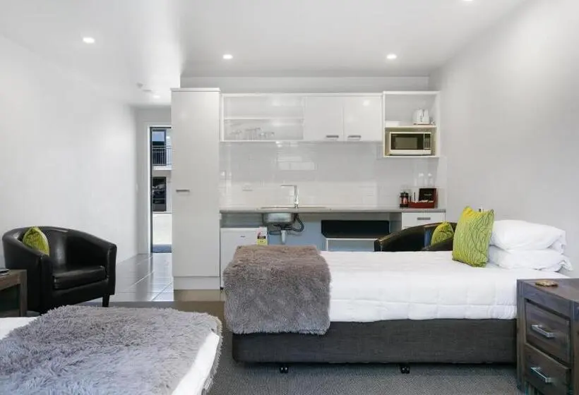 استودیوی استاندارد, Acacia Lake View Motel