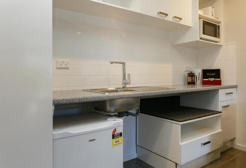 スタンダードスタジオ, Acacia Lake View Motel