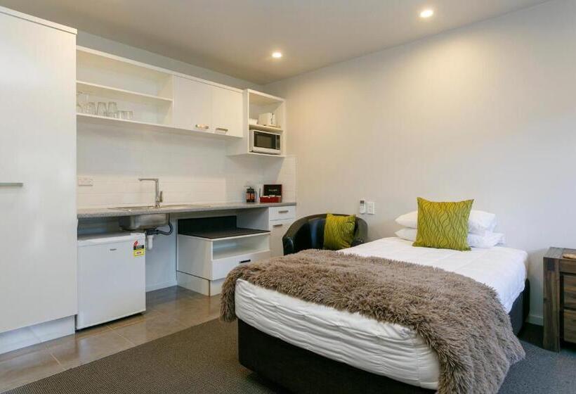 スタンダードスタジオ, Acacia Lake View Motel