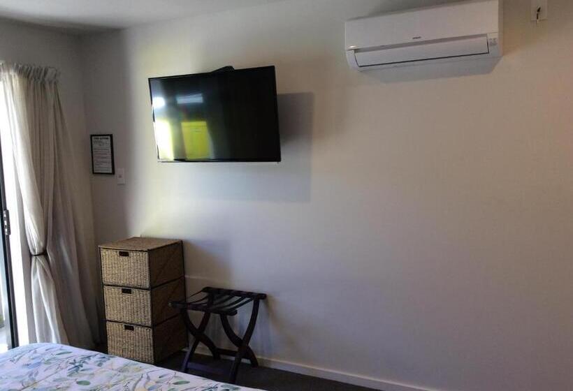 スタンダードスタジオ, Acacia Lake View Motel