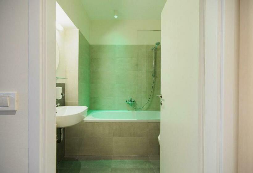 اتاق سوپریور, Art