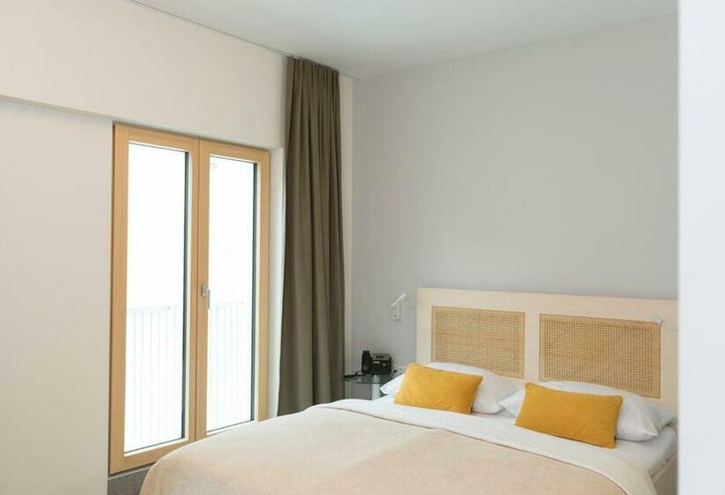 اتاق سوپریور, Art