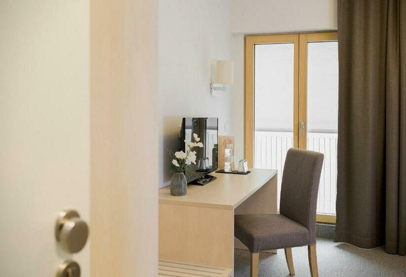 اتاق سوپریور, Art