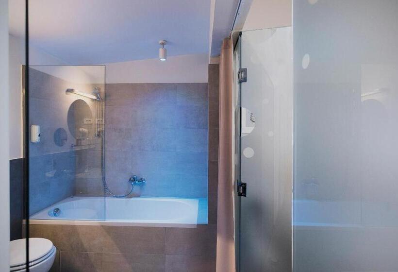 سوئیت با چشمانداز, Art