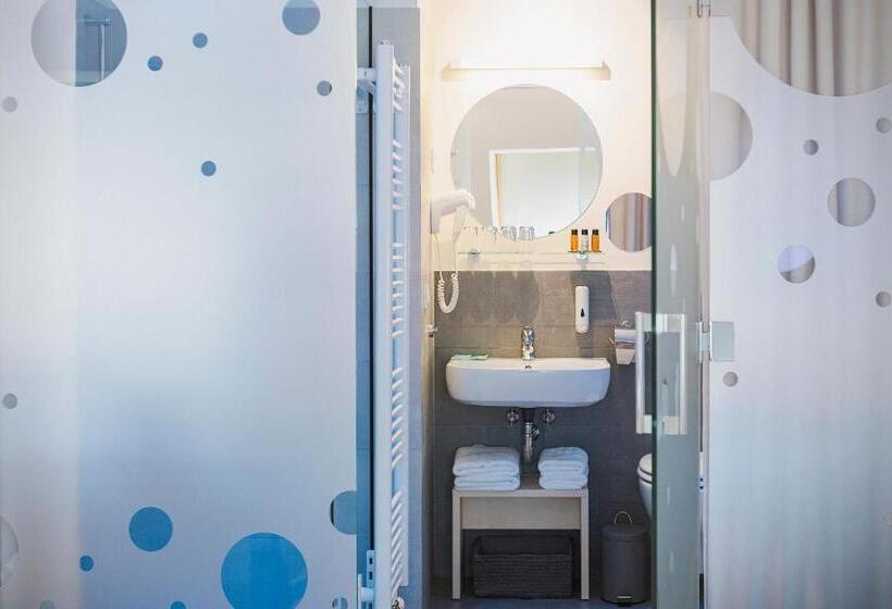 سوئیت با چشمانداز, Art