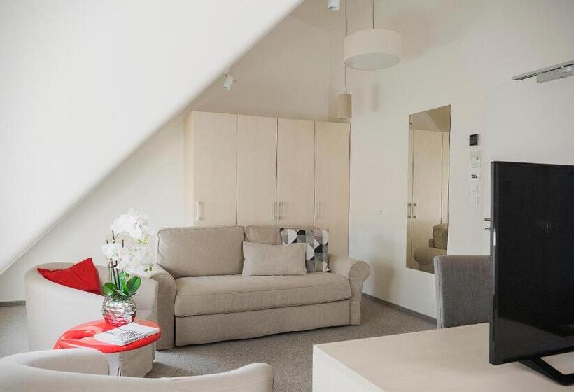 سوئیت با چشمانداز, Art