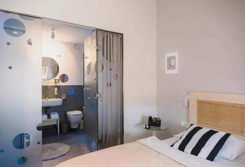 سوئیت با چشمانداز, Art