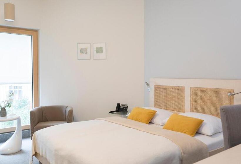 اتاق پرمیوم, Art