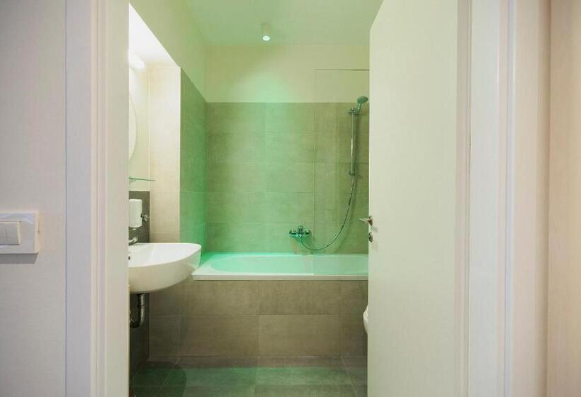 اتاق پرمیوم, Art