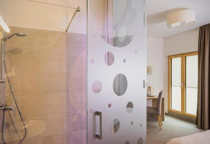 اتاق پرمیوم, Art