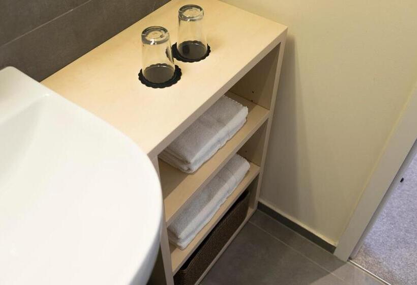 اتاق پرمیوم, Art