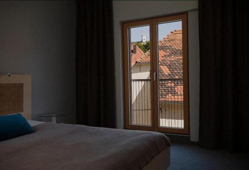 اتاق پرمیوم, Art