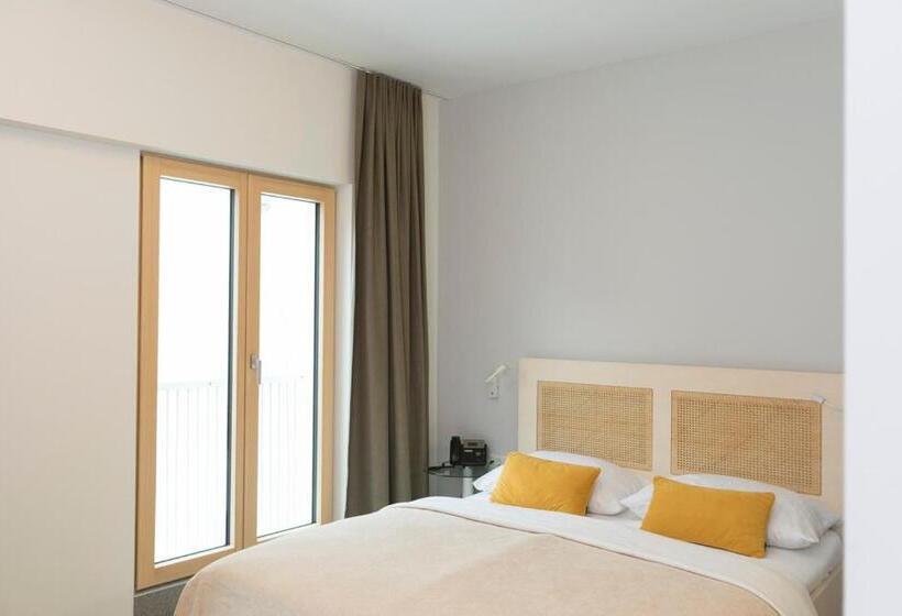 اتاق پرمیوم, Art