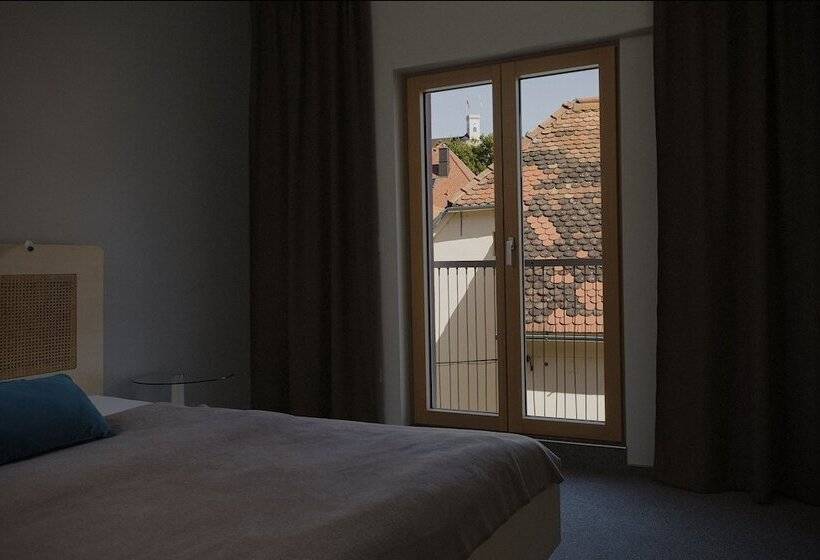 اتاق پرمیوم, Art