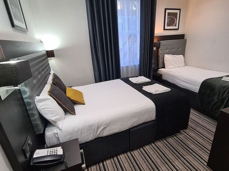 豪华三人间, The Tudor Inn