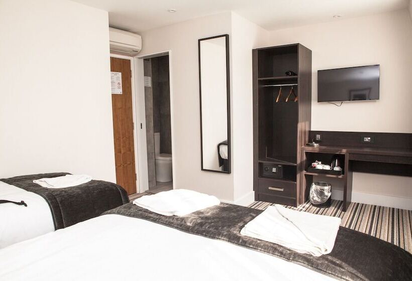 豪华三人间, The Tudor Inn