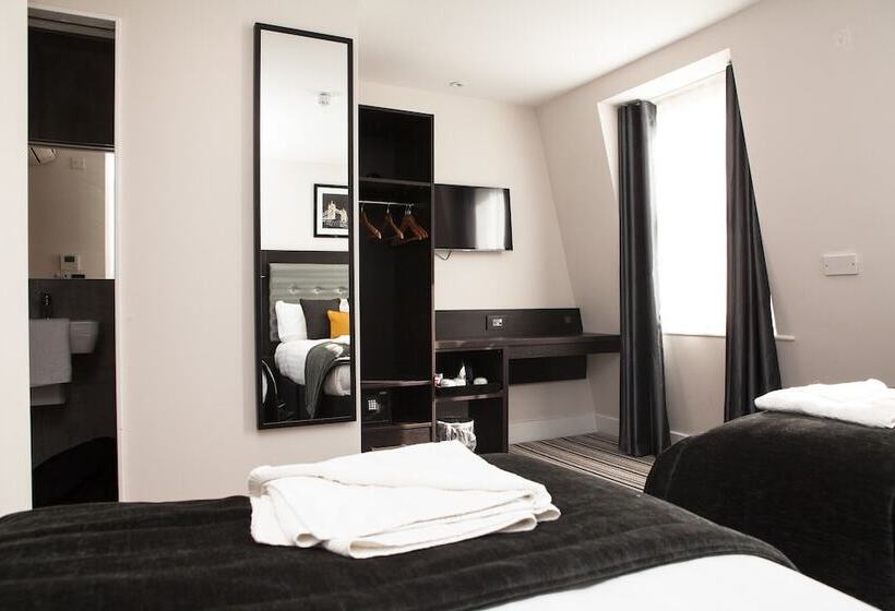 豪华三人间, The Tudor Inn