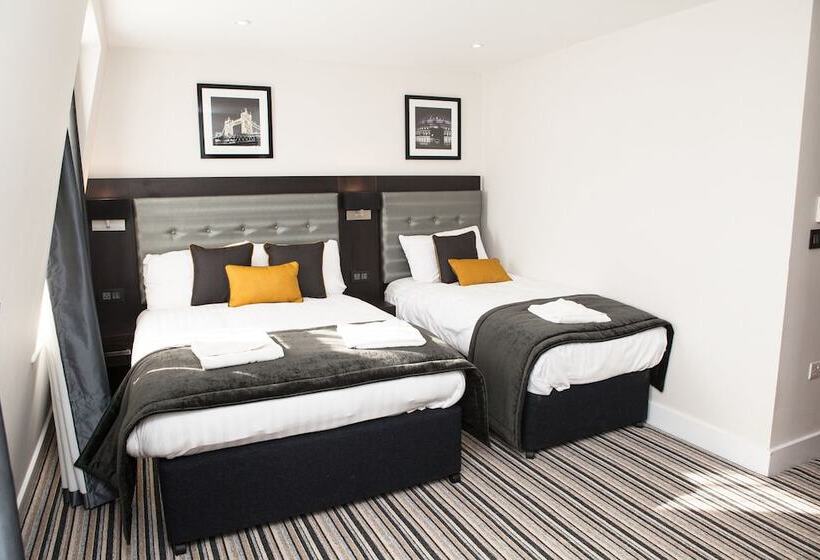 豪华三人间, The Tudor Inn