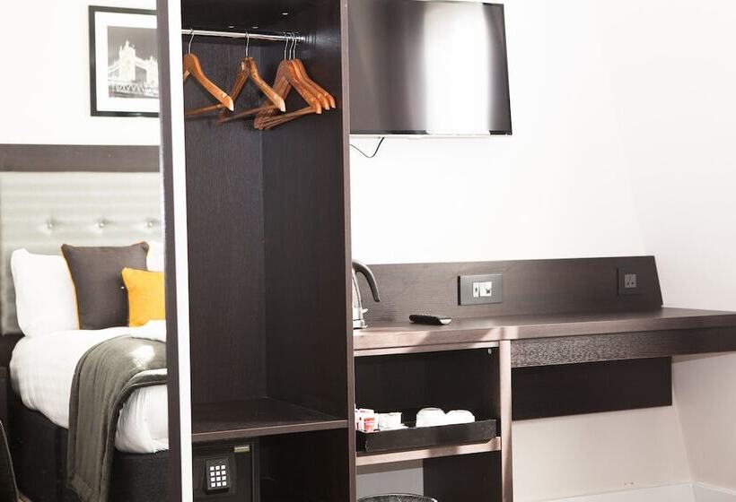 豪华三人间, The Tudor Inn