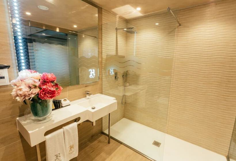 اتاق استاندارد با بالکن, Hugo S Boutique Hotel   Adults Only