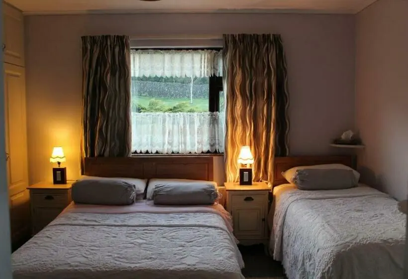 庭の見えるスタンダードトリプルルーム, Marguerite S B&b
