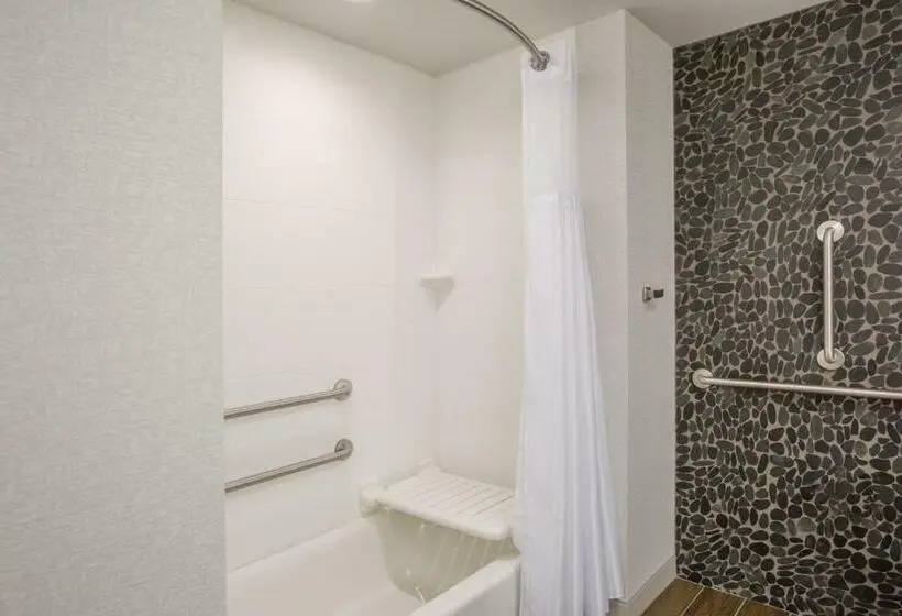 Standard-invahuone, Hilton Garden Inn Olympia
