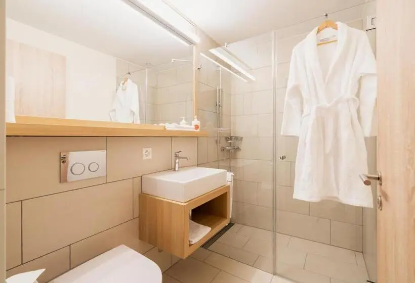 スタンダードスタジオ, Peaks Place Apartments & Spa