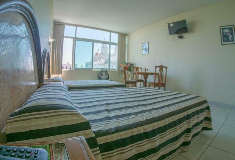 标准三人间, Plaza Sahuayo