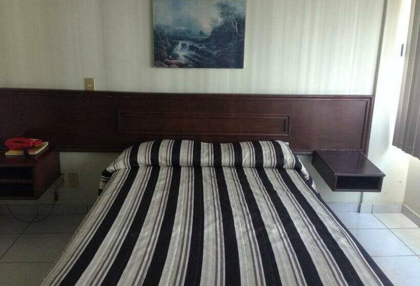 غرفة قياسية ثلاثية, Plaza Sahuayo