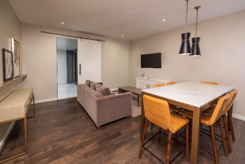 جناح, The Statler Dallas, Curio Collection By Hilton